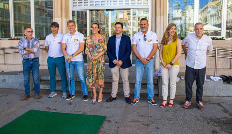 AUTORIDADES EN LA PLAZA MAYOR