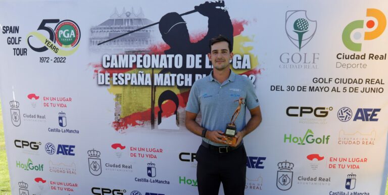 David Salgado en photocall con trofeo