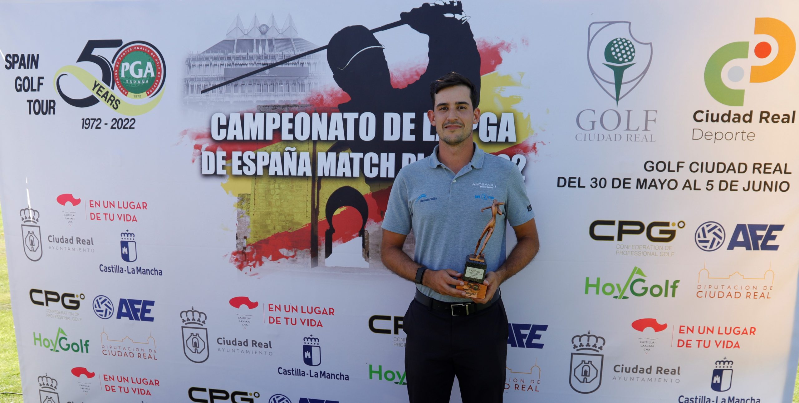 David Salgado en photocall con trofeo