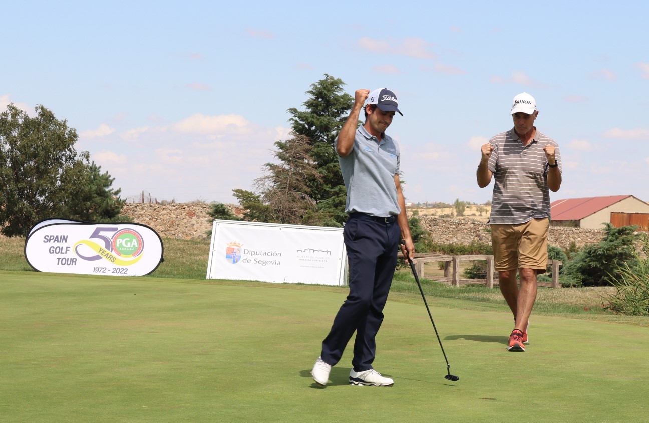 salgado emboca el último putt