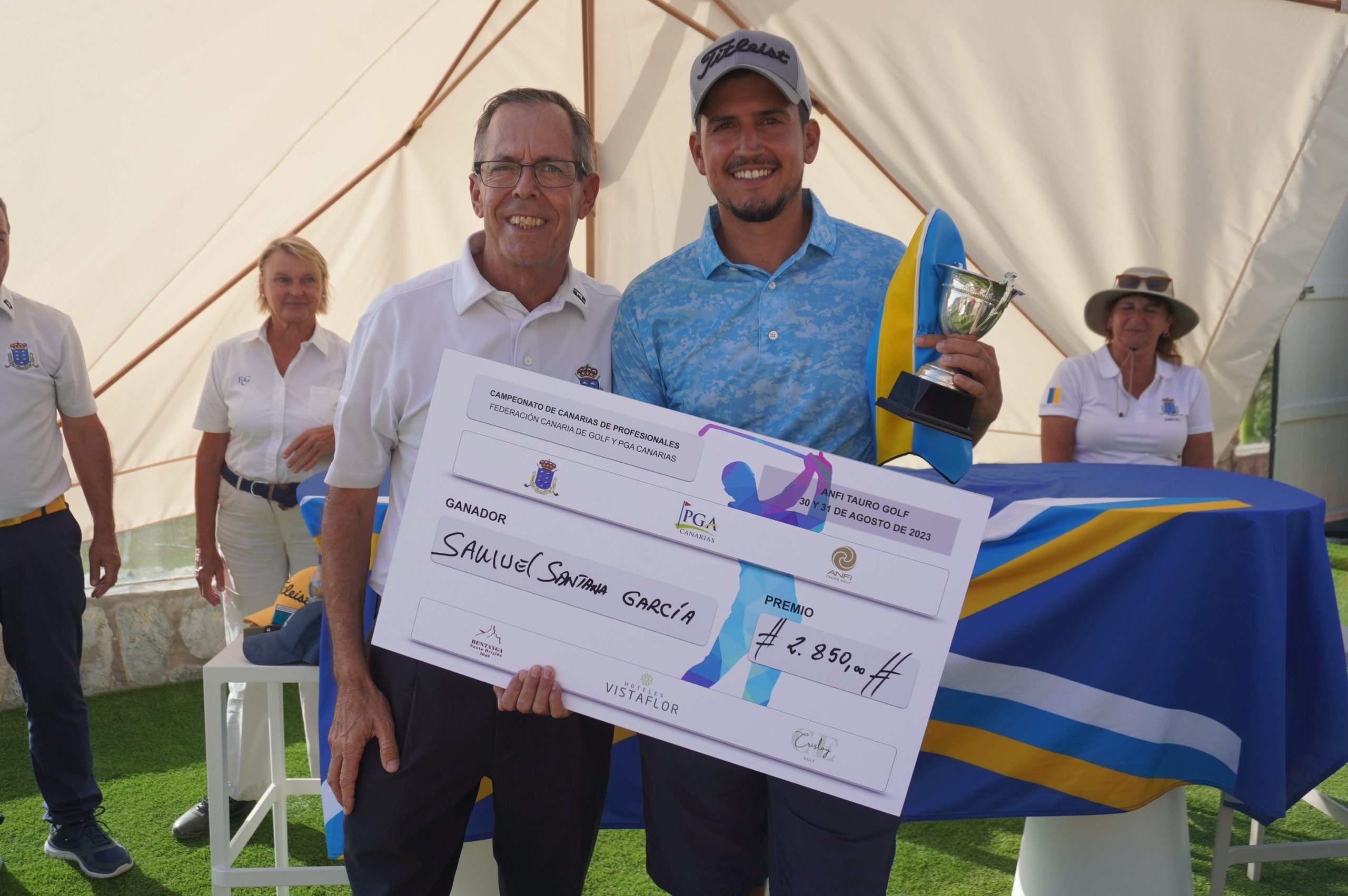 Samuel Santana con el presidente de PGA Canarias, Chicho Peñate