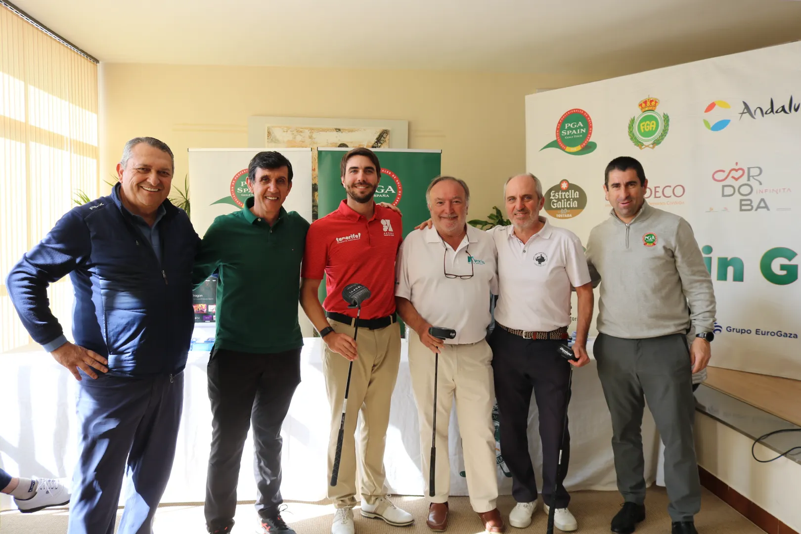 Alfredo García Heredia y Juan Postigo, actual campeón de España GAD, alaban las condiciones del RCC de Córdoba Si habitualmente el Pro-Am es una encuentro amable entre profesionales y jugadores aficionados, hoy fue sin duda una gran fiesta en un entorno natural de increíble belleza y que ha dado inicio al XXXV Campeonato de la PGA de España by Córdoba En una mañana fría que en la que el sol fue calentando poco a poco la jornada, los profesionales pudieron disfrutar del Real Club de Campo de Córdoba y admirar un recorrido a los pies de Sierra Morena que acogía por primera vez desde su inauguración en los años 70 un torneo de golf profesional. La mayoría de profesionales, que no conocían este gran secreto a 15 minutos del centro histórico de Córdoba, se deshicieron en elogios, aunque el que más disfrutó fue el ganador, Álvaro Hernández y su equipo compuesto por Juan Antonio Gómez Mohedano, Jacinto Caballero Pérez, Miguel Ángel Vera Martín y Demetrio Cabrera. Sin duda una inyección de energía positiva para afrontar los tres días que quedan de competición, que según las previsiones meteorológicas van a cambiar radicalmente. Entre los que pudieron testar el campo hoy estaba Alfredo García Heredia. Hoy, el asturiano vuelve a Córdoba, la ciudad que le vio engrandecer su carrera, y por primera vez el Real Club de Campo de Córdoba acogerá un torneo profesional desde que abriera sus puertas allá por los años 70. Y con nada menos que el XXXV Campeonato de la PGA de España, el torneo más emblemático de la asociación y en cuya Copa están grabados los nombres de Seve Ballesteros, Antonio Garrido, Pepín Rivero, José María Cañizares…, golfistas que marcaron una época en la historia del golf nacional y de la Ryder Cup. Esta semana, habrá otros ganadores: Alfredo García Heredia (2018 y 2019), David Salgado, que defiende título logrado en 2022. Manuel Ballesteros, sobrino del gran Seve; Jacobo Pastor, 2014. También se estrena como miembro de la PGA el actual Campeón de España de Golf Adaptado (Y ya suma seis), el cántabro Juan Postigo. Y así hasta 112 jugadores que conforman el field, en el que habrá dos mujeres, la amateur Xinyi Gu y la profesional María Herráez.