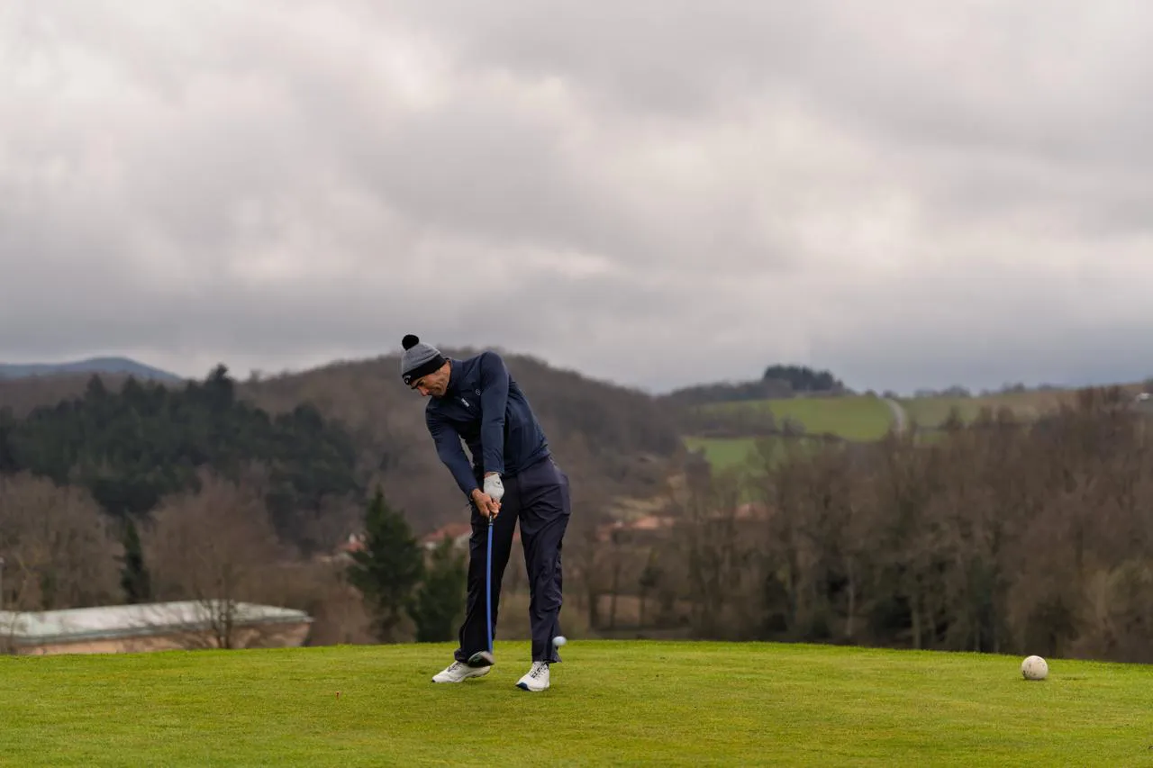 Jugadores compitiendo en el III TUMI Spain Golf Tour en el campo de Izki Golf