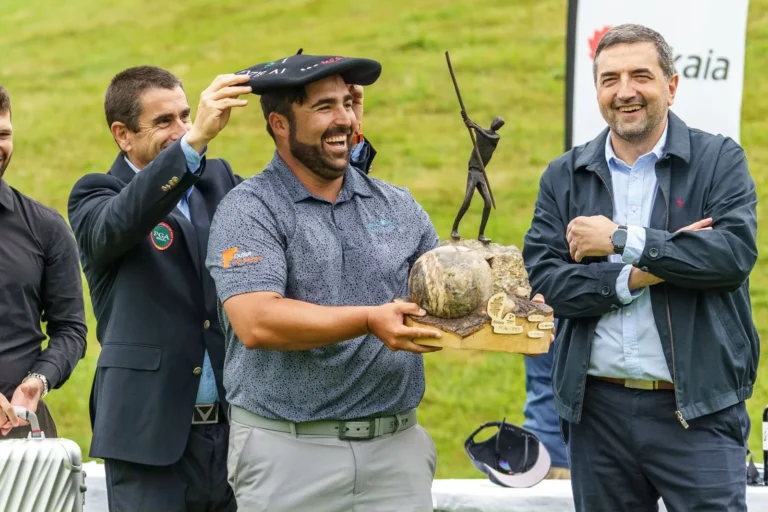 Galiano con el trofeo 2025