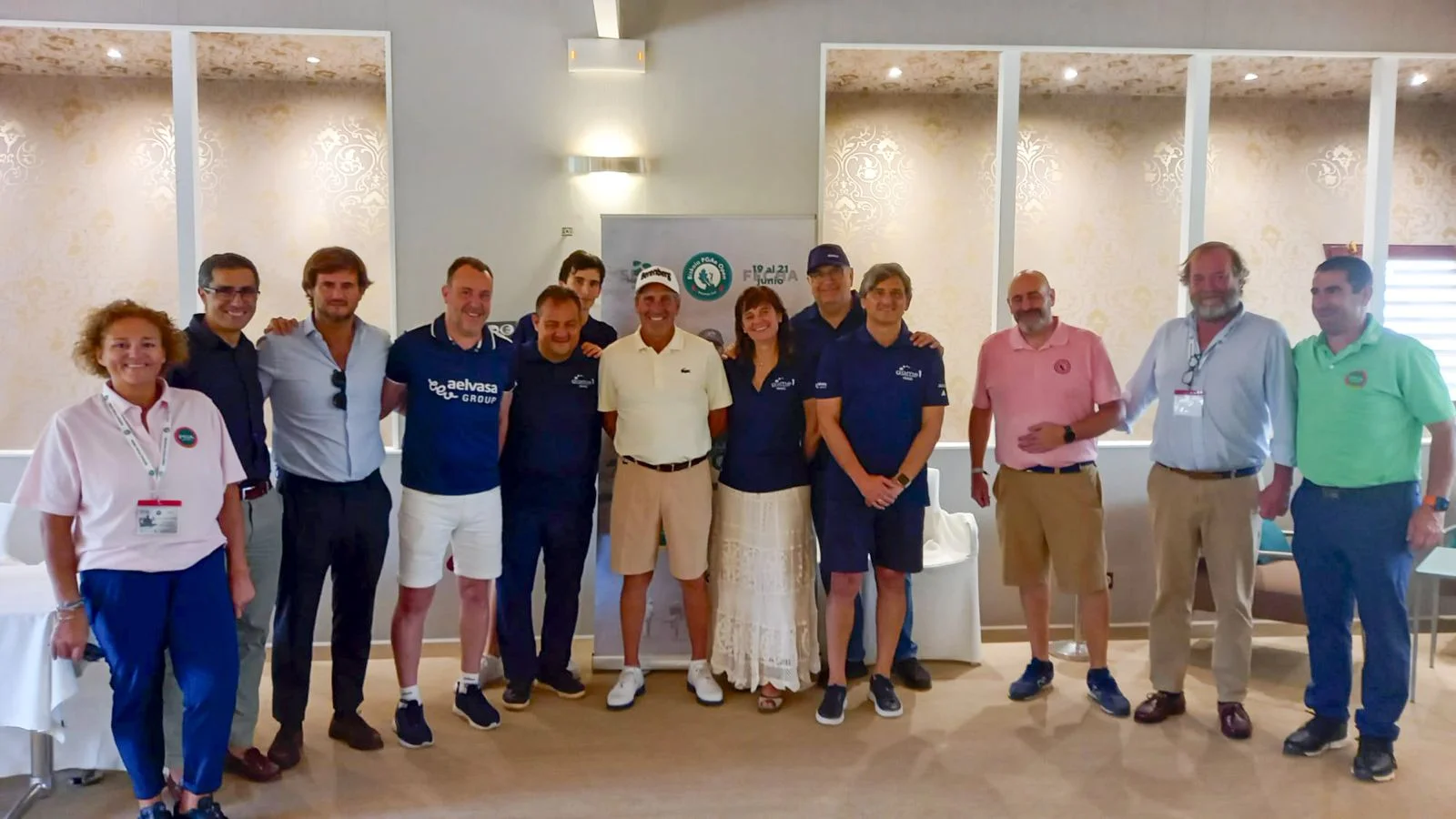 Foto de familia con patrocinadores y colaboradores del V Bizkaia PGAe Open 2026 en Meaztegi Golf