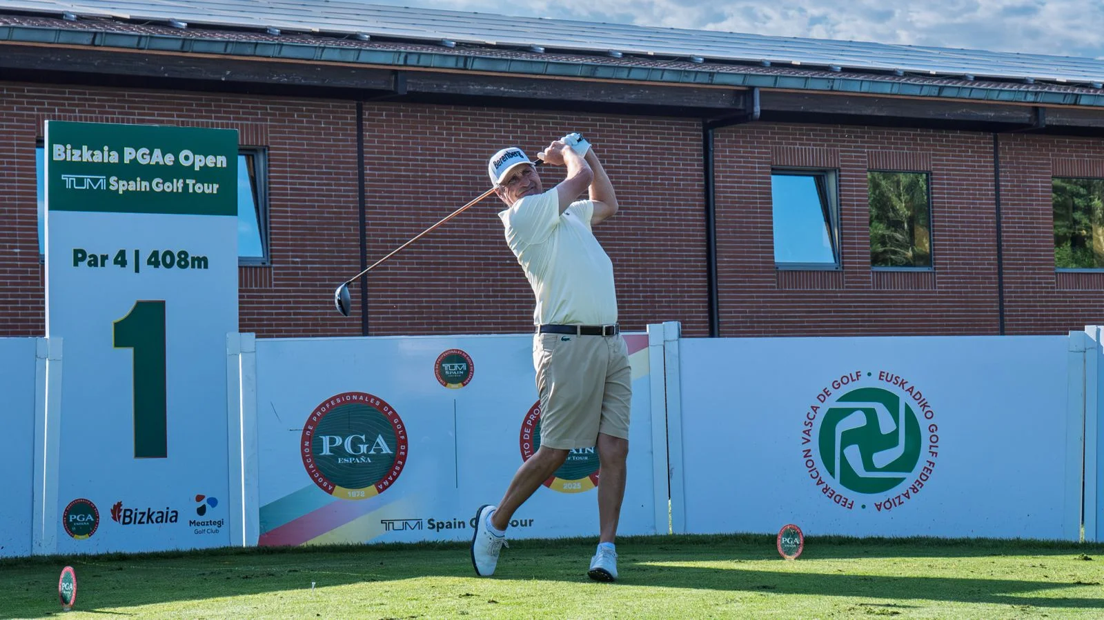 Salida del hoyo 1 (par 4, 408 metros) de Meaztegi Golf durante el Pro-Am del V Bizkaia PGAe Open 2026
