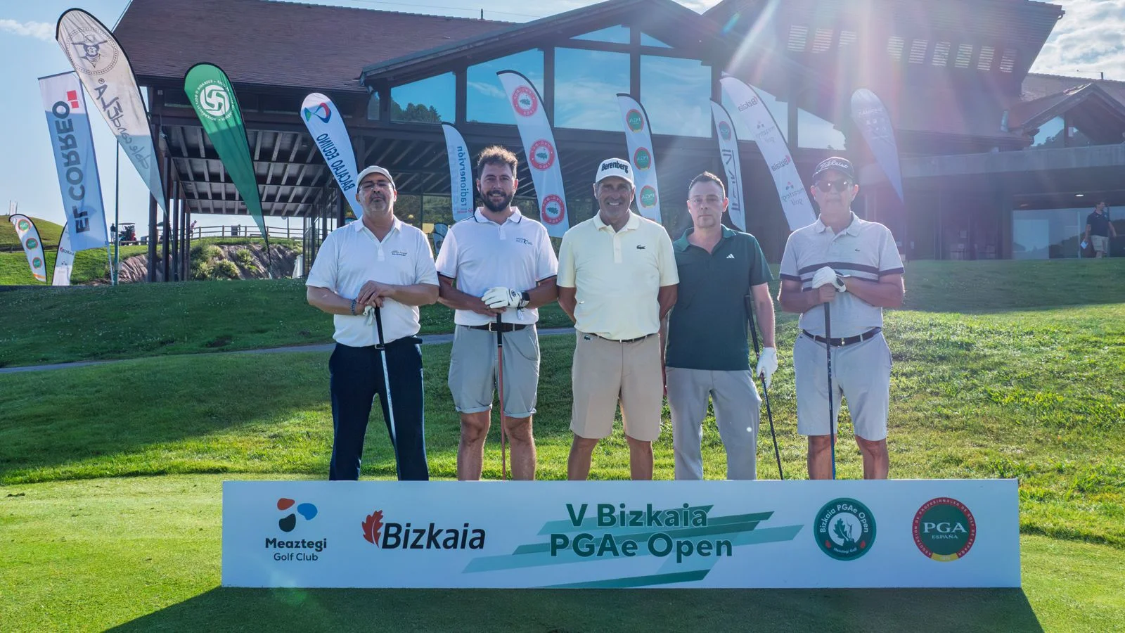 Cinco jugadores del equipo Pro-Am de José María Olazábal en el V Bizkaia PGAe Open 2026 en Meaztegi Golf